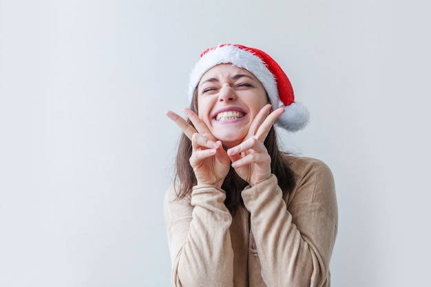 Belle fille au chapeau de père Noël rouge