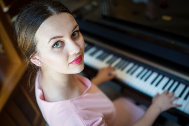 Belle fille au piano