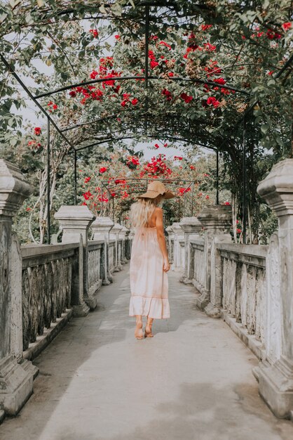 Belle fille au Water Palace à Bali