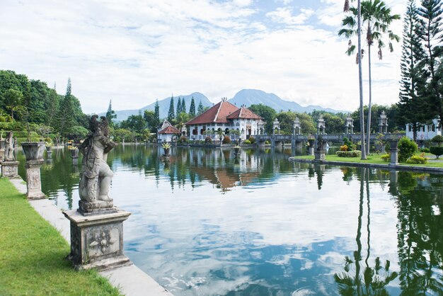 Belle fille au Water Palace à Bali