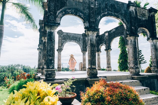 Belle fille au Water Palace à Bali