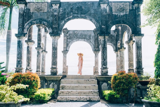 Belle fille au Water Palace à Bali