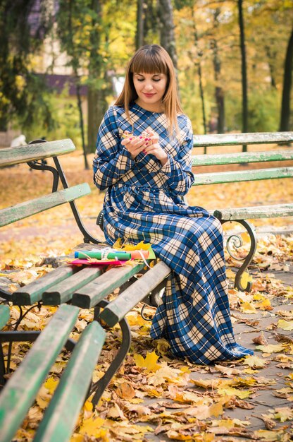 Belle fille en automne parc