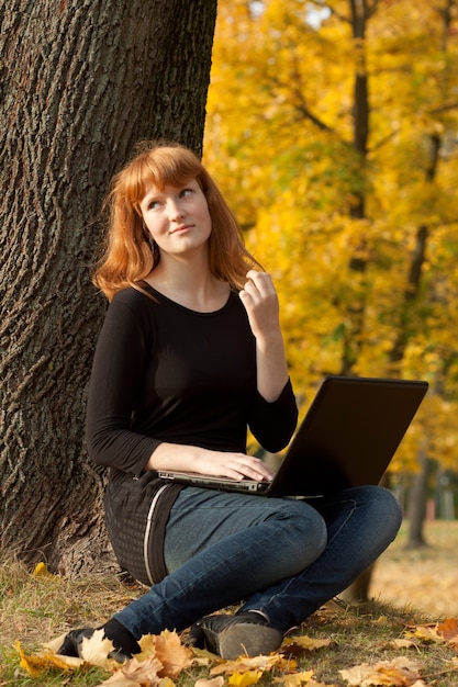 La belle fille en automne parc