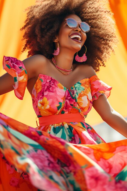 Belle fille aux cheveux afro dansant en été