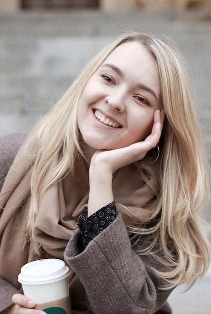 Une belle fille aux cheveux blonds dans le parc