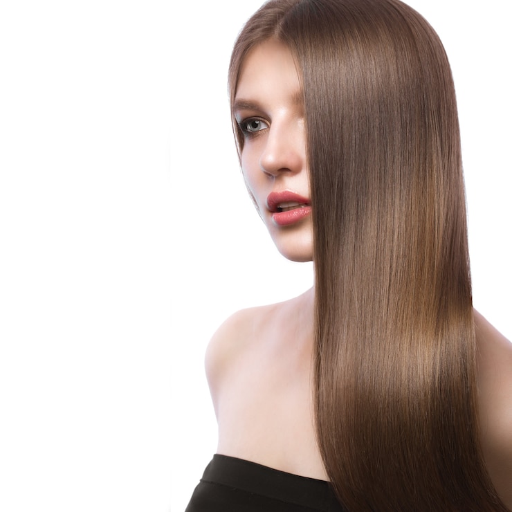 Photo belle fille aux cheveux bruns en mouvement avec des cheveux parfaitement lisses et un maquillage classique.