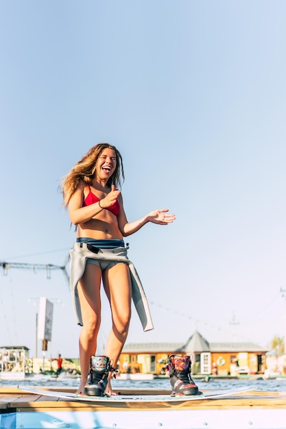 belle fille aux cheveux longs avec un wakeboard