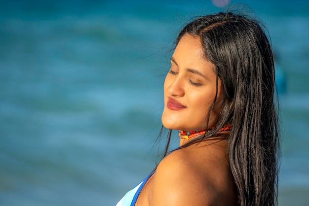 Belle fille aux cheveux noirs portrait latina mexicaine sur la plage de baja california