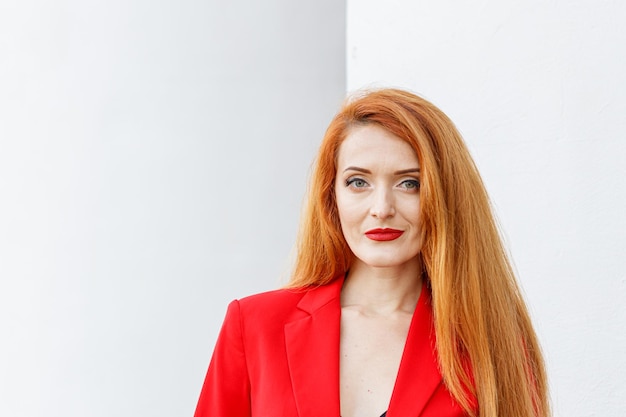 Belle fille aux cheveux rouges vêtue d'un costume rouge