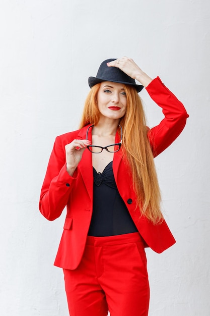 Belle fille aux cheveux rouges vêtue d'un costume rouge