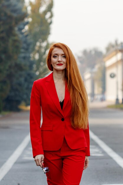 Belle fille aux cheveux rouges vêtue d'un costume rouge