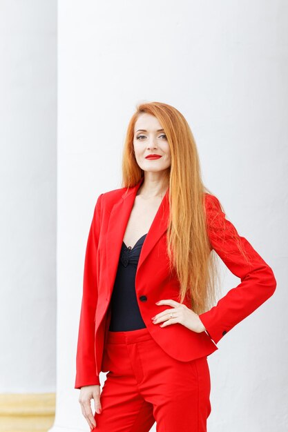 Belle fille aux cheveux rouges vêtue d'un costume rouge