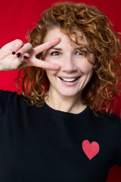 belle fille aux cheveux rouges