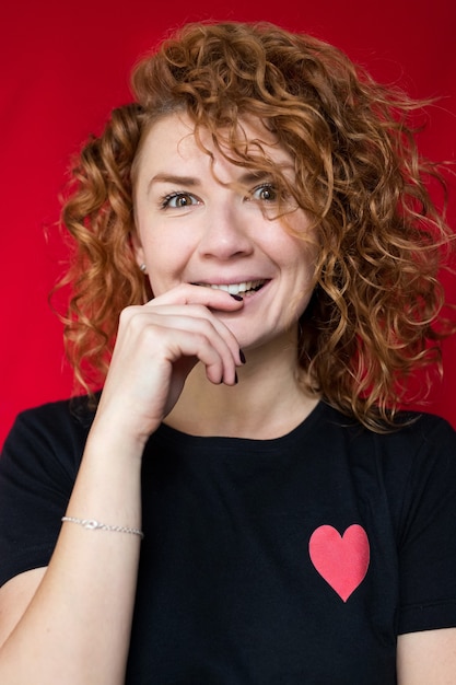 belle fille aux cheveux rouges