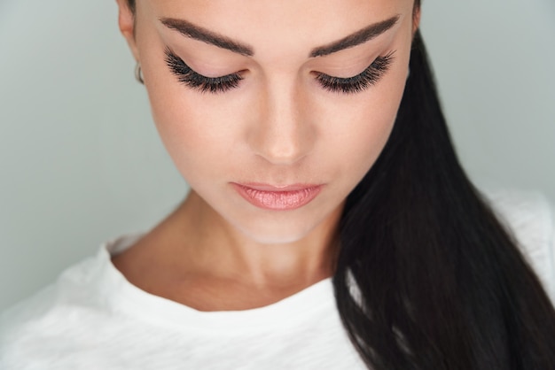 Photo belle fille aux cils étendus et aux yeux fermés