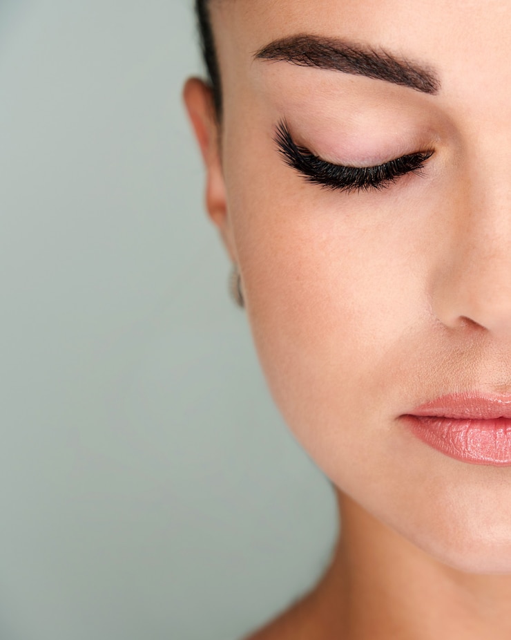 Photo belle fille aux cils étendus et aux yeux fermés