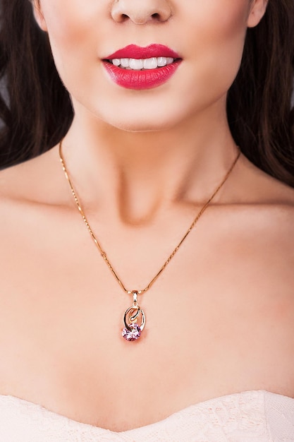 Belle fille bijoux pendentif boucle d'oreille sourire rouge à lèvres