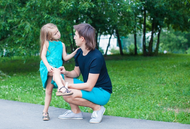 Belle fille blessée à la jambe, le père contrarié