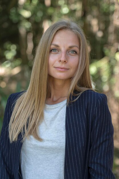 Belle fille blonde caucasienne dans un costume d'affaires en arrière-plan de la nature Un portrait d'une jeune femme d'affaires dans un jardin tropical Thaïlande gros plan