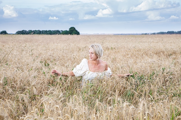 Belle fille blonde dans un champ de blé