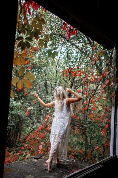 Photo belle fille blonde dans la nature d'automne