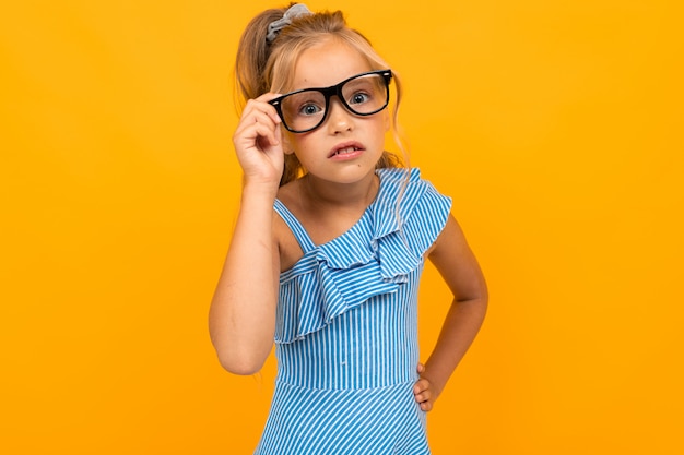 belle fille blonde dans des verres gros plan sur une orange