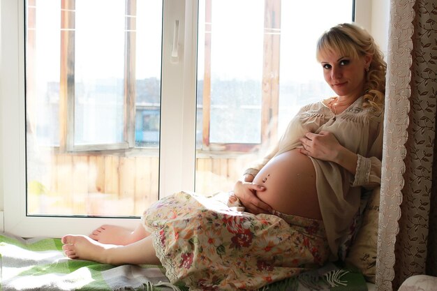 Belle fille blonde enceinte se prépare à devenir maman