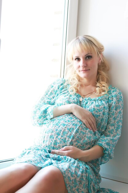 Belle fille blonde enceinte se prépare à devenir maman