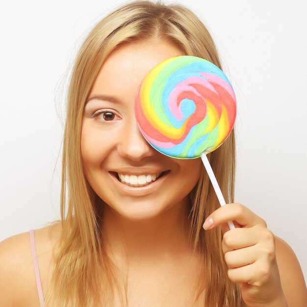 Belle fille blonde avec lolipop