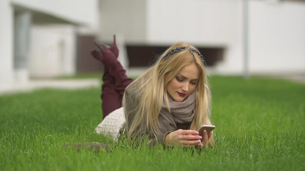 Belle fille blonde marchant dans le parc