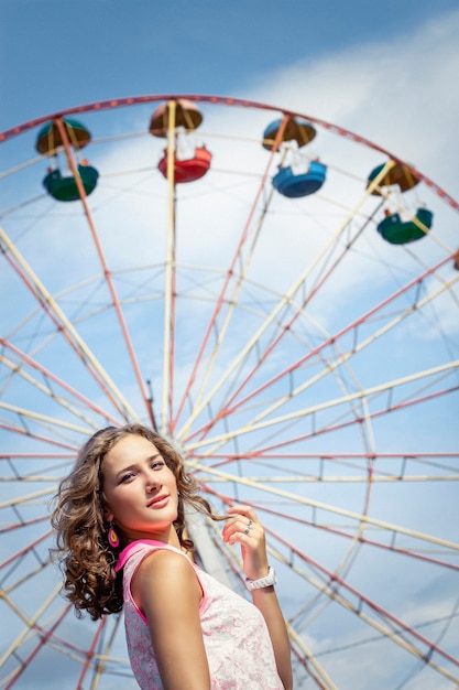 Belle fille blonde, profitant de l&#39;été dans le parc