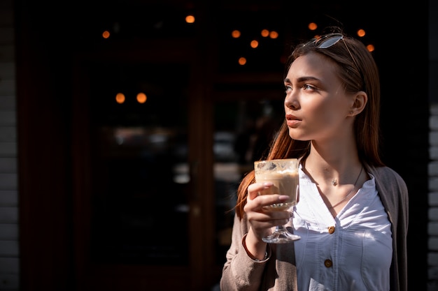 Belle fille blonde avec une tasse de café