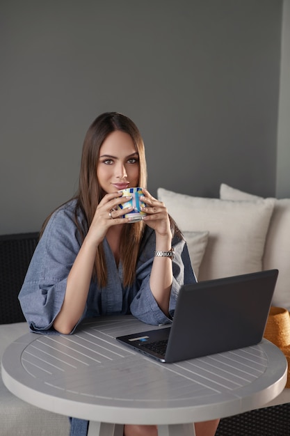 Belle fille, boire du café le matin