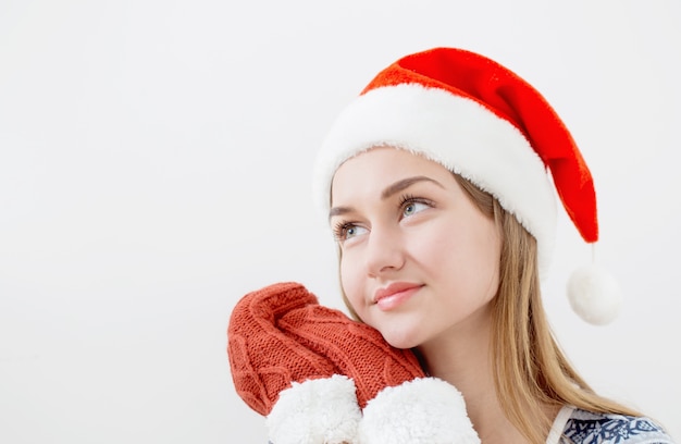 Belle fille en bonnet de Noel sur fond blanc