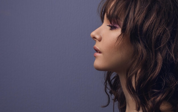 Belle fille avec des boucles élégantes