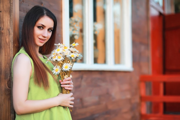 Belle fille avec un bouquet en automne