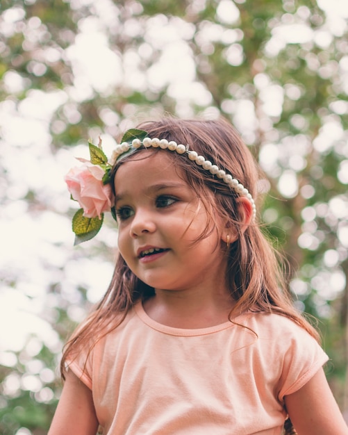 Belle fille brésilienne de profil et de fleurs dans les cheveux