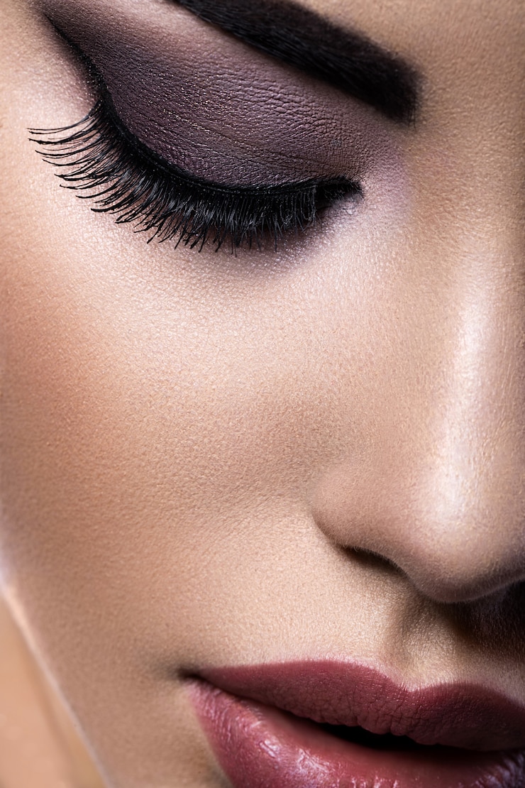 Photo belle fille brune avec du maquillage de soirée arabe