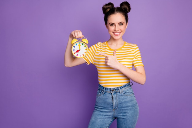 belle fille brune élégante tenir le doigt direct de l'horloge de la minuterie