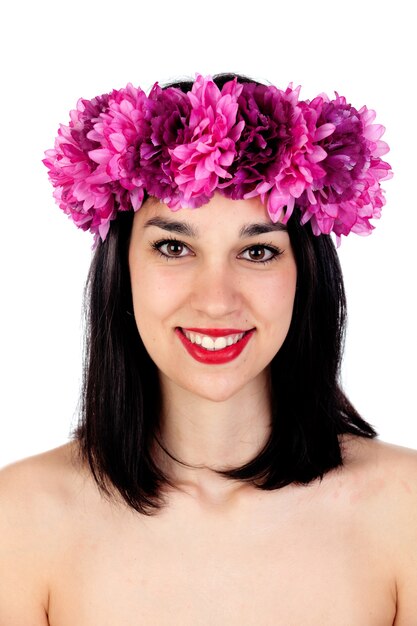 Belle fille brune avec des fleurs mauves dans sa tête