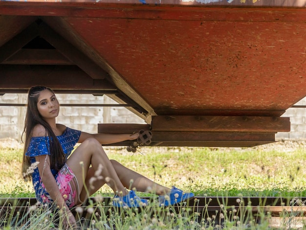 Belle fille brune posant sur des photos dans la nature