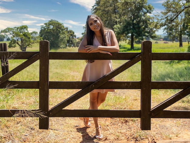 Belle fille brune posant sur des photos dans la nature