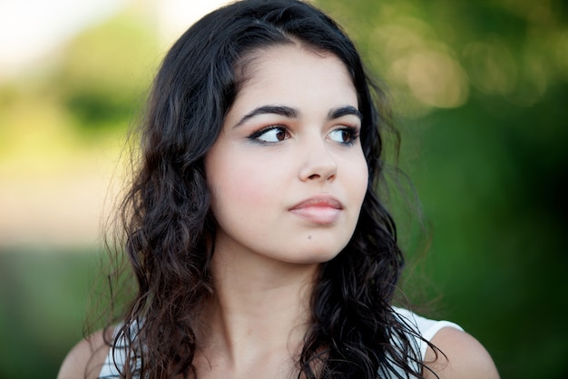 Belle fille brune se détendre dans le parc