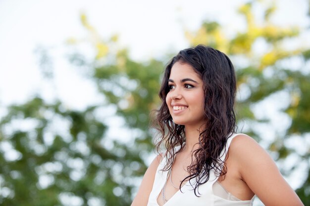 Belle fille brune se détendre dans le parc