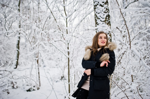 Belle fille brune en vêtements chauds d'hiver. Modèle sur la veste d'hiver.