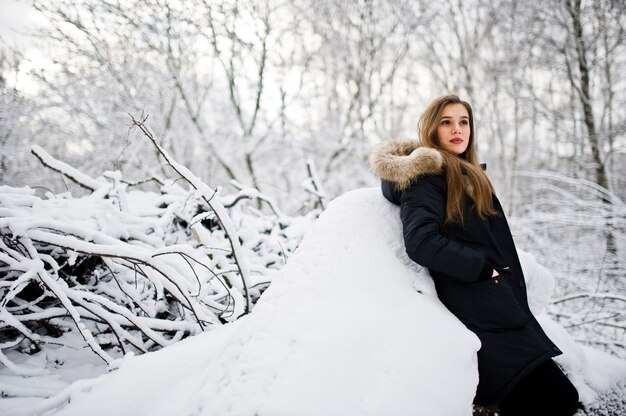 Belle fille brune en vêtements chauds d'hiver. Modèle sur la veste d'hiver.