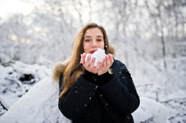 Belle fille brune en vêtements chauds d'hiver. Modèle sur veste d'hiver.