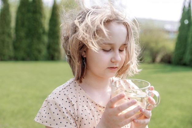 Belle fille buvant du thé vert sain Concept de soins de santé ou de phytothérapie