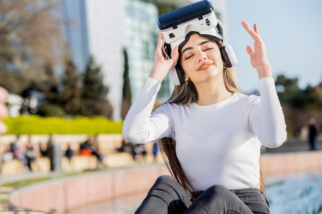 Belle fille calme qui enlève ses lunettes vr Photo de haute qualité